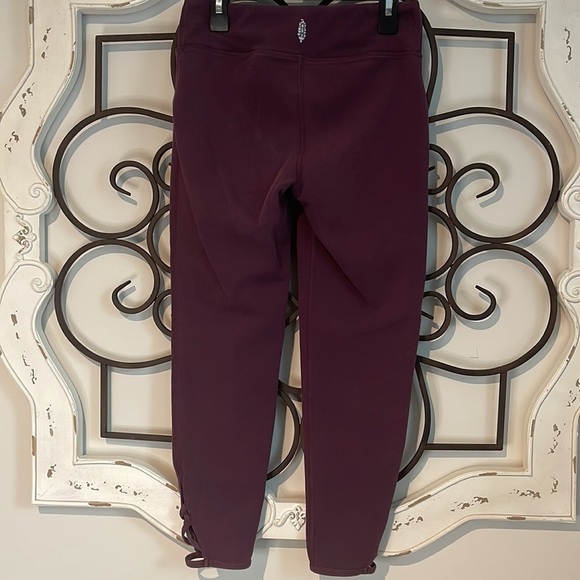 FREE PEOPLE MOVEMENT CROPPED CUTOUT LEGGINGS PLUM SIZE EXTRA SMALL - Picture 6 of 8